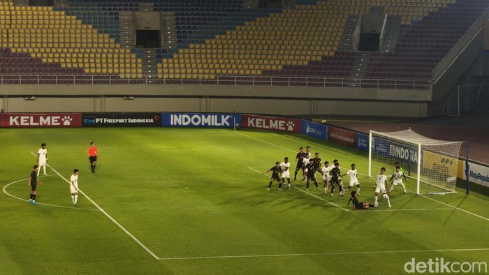 Pertandingan persahabatan Timnas Indonesia U-17 versus Malaysia U-17 di Stadion Manahan Solo, Selasa (7/7/2026).
