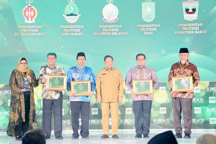 Tito Serahkan Adinata Syariah 2026, Pemda Didorong Kembangkan Industri Halal