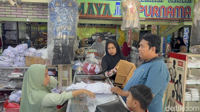 Toko seragam di Surabaya diserbu pengunjung jelang tahun ajaran baru.