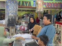 Jelang Tahun Ajaran Baru, Toko Seragam di Surabaya Diserbu Pembeli