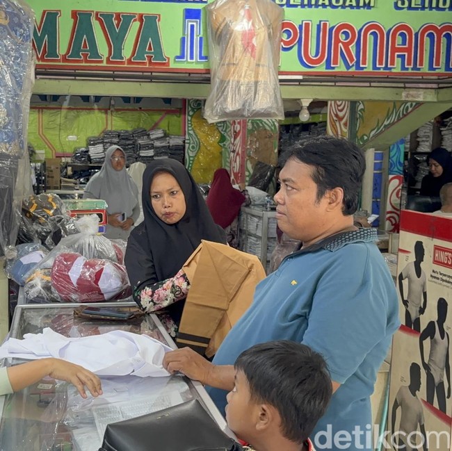 Toko Seragam Sekolah di Surabaya Mulai Ramai Pembeli Jelang Tahun Ajaran Baru