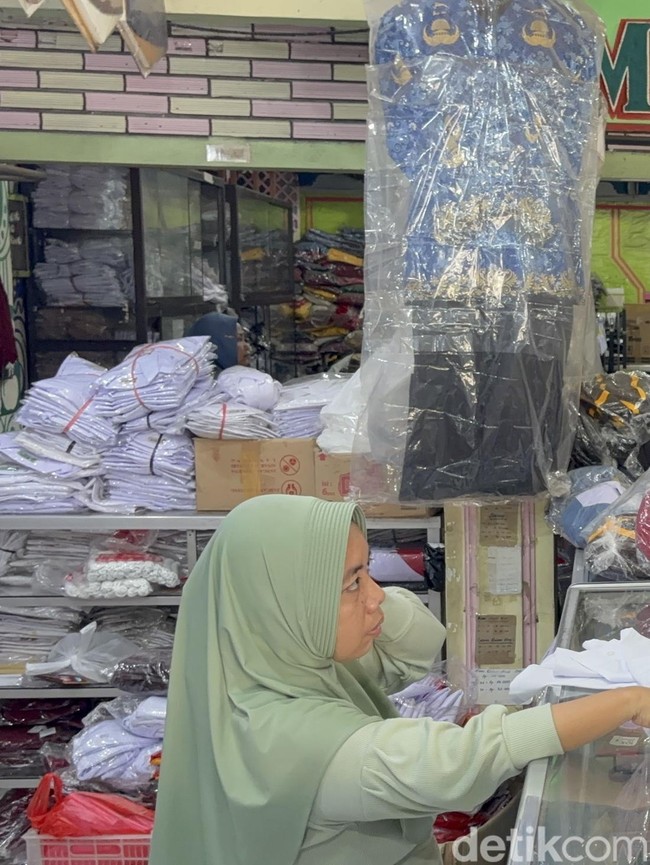 Toko Seragam Sekolah di Surabaya Mulai Ramai Pembeli Jelang Tahun Ajaran Baru