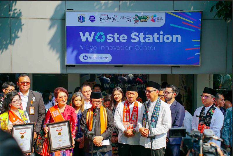 Toyota-Astra Motor (TAM) anak perusahaan PT Astra International, Tbk, berkolaborasi dengan Rekosistem, menghadirkan Waste Station Balai Kota DKI Jakarta.