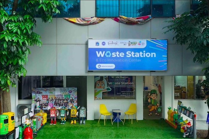 Toyota-Astra Motor (TAM) anak perusahaan PT Astra International, Tbk, berkolaborasi dengan Rekosistem, menghadirkan Waste Station Balai Kota DKI Jakarta.