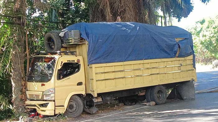 Truk oleng tabrak pemotor hingga pohon di Parepare. Truk oleng tabrak pemotor hingga pohon di Parepare.