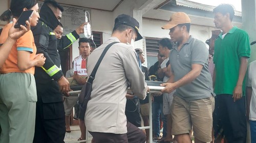 Korban truk kayu terguling di Manggarai Barat dievakuasi dari Puskesmas Waning ke RSUD Komodo Labuan Bajo, Selasa (7/7/2026). (Istimewa)
