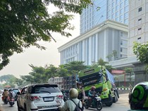 Truk Terperosok di Depan RS Sutoyo Jaksel, Lalin Macet