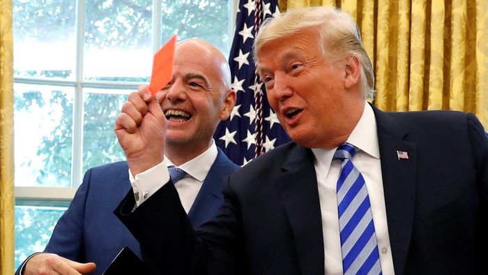 Trump memegang kartu merah saat bertemu Presiden FIFA Gianni Infantino di Gedung Putih tahun 2018 lalu (dok. REUTERS/Leah Millis)