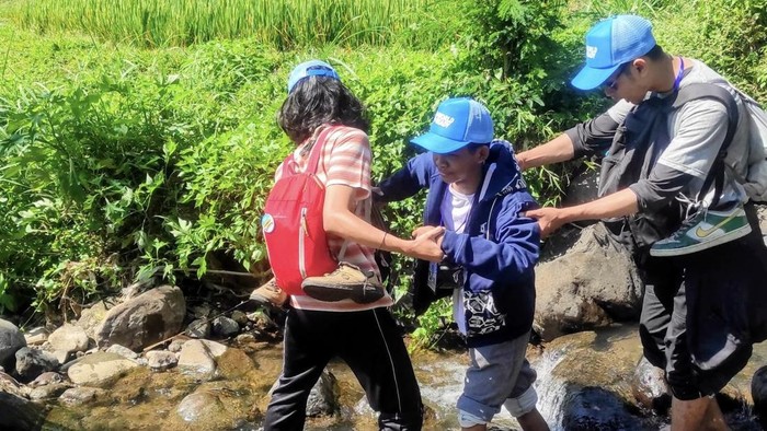 Tunanetra diajak susur sungai hingga mendaki.