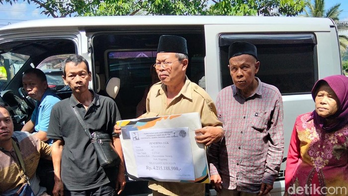 Proses pembayaran uang ganti rugi (UGR) tol Jogja-Bawen yang berlangsung di Kantor Desa Banyusari, Kecamatan Grabag, Kabupaten Magelang, Selasa (7/7/2026).