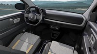 Masuk kabin, VF 2 dibekali layar informasi pengemudi berukuran 7 inci di balik kemudi. Fitur lainnya meliputi AC, jok pengemudi dengan pengaturan manual empat arah, serta dua speaker yang terintegrasi dengan radio FM. Foto: VinFast