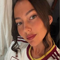 Paddy Noarbe, istri dari Marcos Llorente , juga memodifikasi jersey Spanyol sehingga jadi crop top yang memamerkan perutnya. Paddy dan Marcos menikah pada Juni 2023. Pada hari Valentine 2025, Paddy yang dikenal sebagai fitness inluencer melahirkan anak pertama mereka. Foto: Dok. Instagram