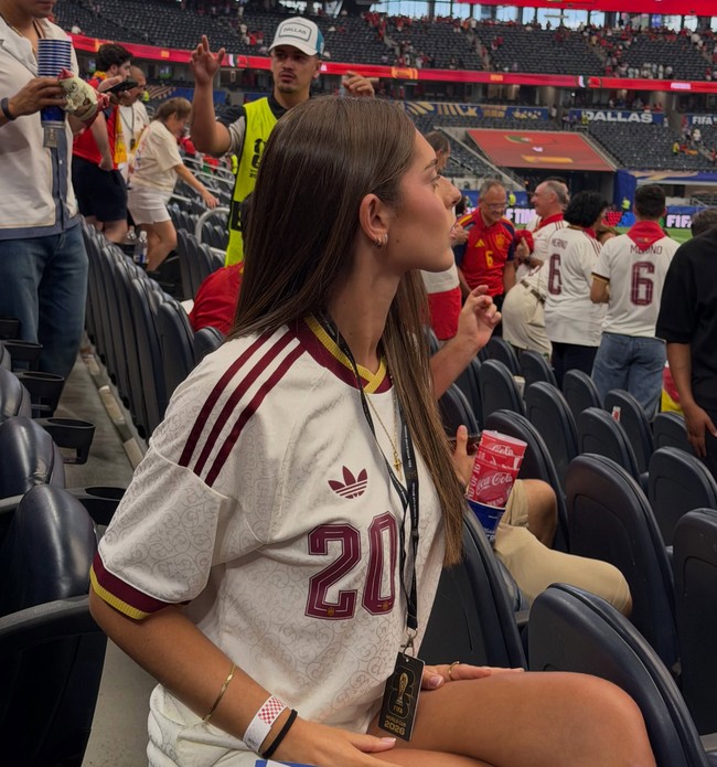 Kekasih gelandang Spanyol Pedri, Alejandra Dorta memadukan jersey putih Spanyol dan celana pendek saat menonton laga La Furia Roja melawan Portugal. Dalam kesehariannya, Dorta tidak pernah mengunggah kemesraannya dengan Pedri. Dia lebih sering membagikan konten seputar fashion dan traveling yang estetik di Instagram pribadinya. Foto: Dok. Instagram