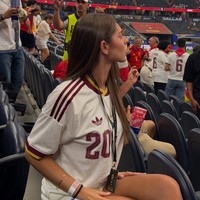 Kekasih gelandang Spanyol Pedri, Alejandra Dorta memadukan jersey putih Spanyol dan celana pendek saat menonton laga La Furia Roja melawan Portugal. Dalam kesehariannya, Dorta tidak pernah mengunggah kemesraannya dengan Pedri. Dia lebih sering membagikan konten seputar fashion dan traveling yang estetik di Instagram pribadinya. Foto: Dok. Instagram