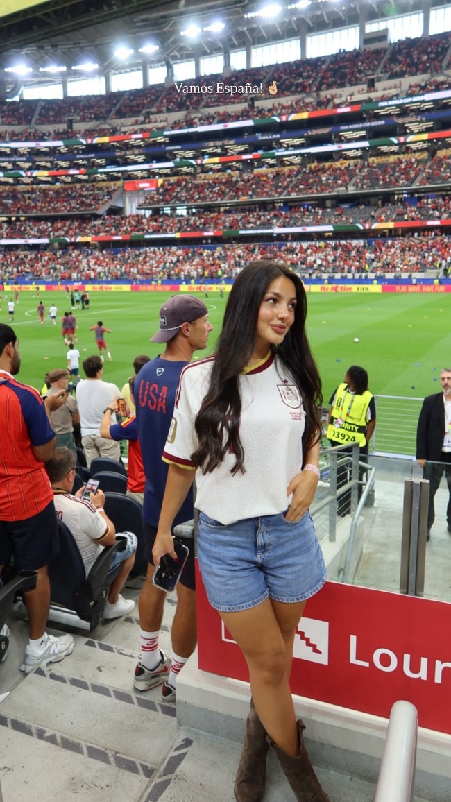 Pacar Nico Williams, Ainhi Garcia, tampil memesona memakai jersey Spanyol dan celana denim pendek saat menonton kekasihnya berlaga. Ainhi yan diketahui pacaran dengan Nico sejak 2025 diketahui berprofesi sebagai ahli di bidang Artificial Intelligence (AI). Foto: Dok. Instagram