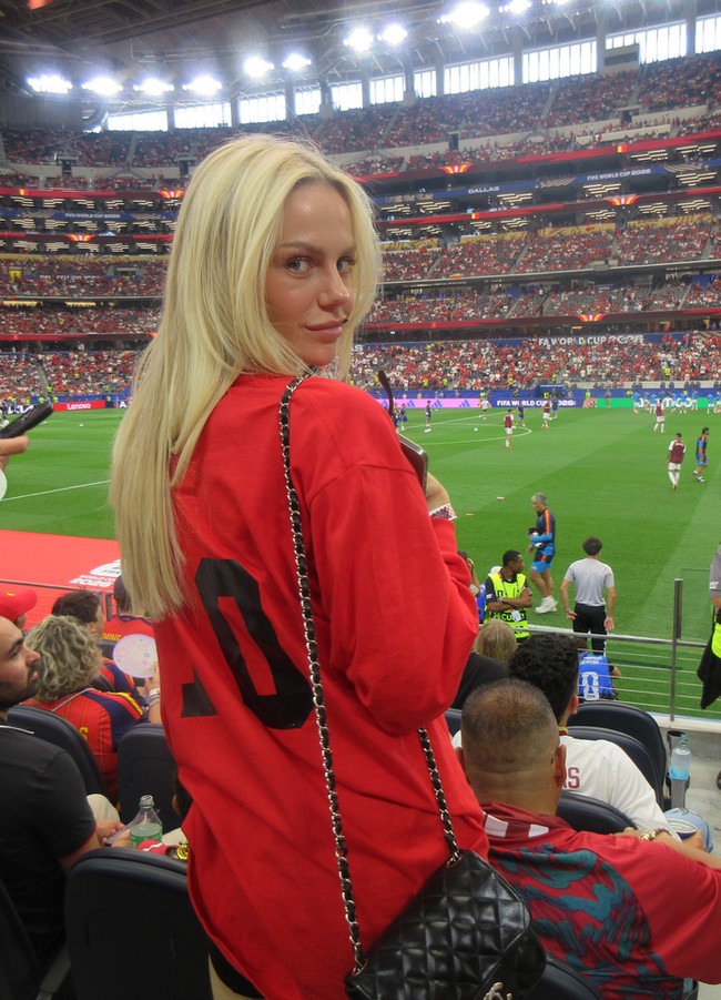 Kekasih Dani Olmo, Laura Abla memilih memakai atasan merah menyala khas warna jersey Spanyol saat melihat pacarnya bertanding melawan Portugal. Namun atasan merah itu tetap memiliki detail yang menunjukkan Laura ‘fans’ Dani Olmo. Busana merah Laura bagian belakangnya dihiasi nomer 10 yang merupakan milik kekasihnya. Foto: Dok. Instagram