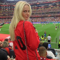 Kekasih Dani Olmo, Laura Abla memilih memakai atasan merah menyala khas warna jersey Spanyol saat melihat pacarnya bertanding melawan Portugal. Namun atasan merah itu tetap memiliki detail yang menunjukkan Laura ‘fans’ Dani Olmo. Busana merah Laura bagian belakangnya dihiasi nomer 10 yang merupakan milik kekasihnya. Foto: Dok. Instagram