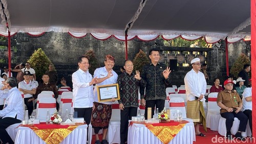 Wakil Menteri Koordinator Bidang Pangan, Hanif Faisol Nurofiq dan Gubernur Bali Wayan Koster memimpin apel siaga pilah sampah di Lapangan Renon, Denpasar, Selasa (7/7/2026). (Rizki Setyo/detikBali)