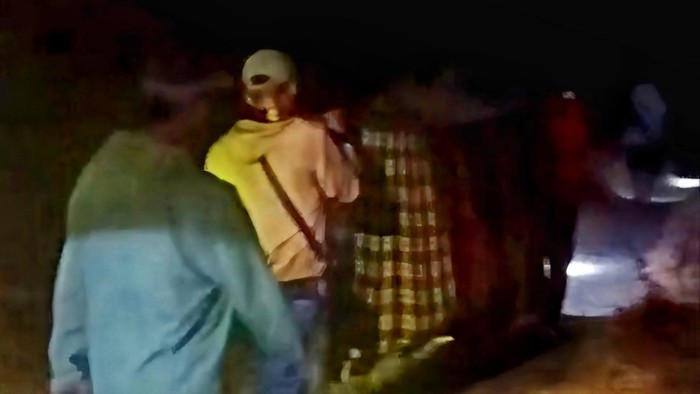 Warga menandu jenazah Dede Trisno (27) yang meninggal dalam perjalanan menuju rumah sakit di Sukabumi