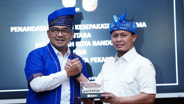Wali Kota Pekanbaru, Agung Nugroho, dan Walkot Bandung M. Farhan saat teken MoU.