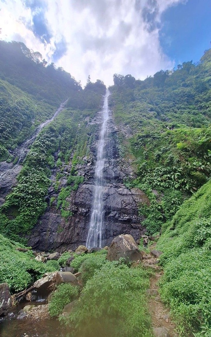 , Air Terjun Tretes yang disebut-sebut tertinggi di Jawa Timur ini tak pernah sepi pengunjung