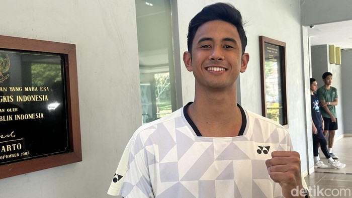 Alwi Farhan siap tampil di Japan Open 2026 usai pulih dari sakit. Tunggal putra Indonesia itu membidik gelar BWF Super 750 pertamanya.