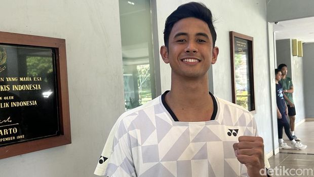 Alwi Farhan siap tampil di Japan Open 2026 usai pulih dari sakit. Tunggal putra Indonesia itu membidik gelar BWF Super 750 pertamanya.