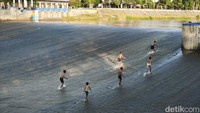 Bendung Pleret BKB Semarang Jadi Arena 'Surfing' Lagi, Boleh Nggak sih?