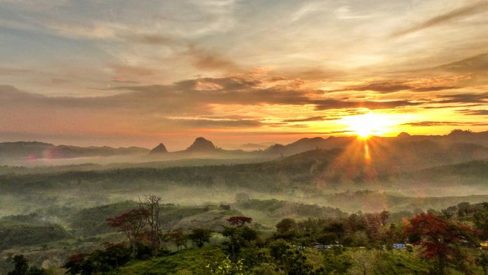 Panorama perbukitan Bojonegoro Selatan dengan latar Gunung Pandan dan Bukit Lawang.