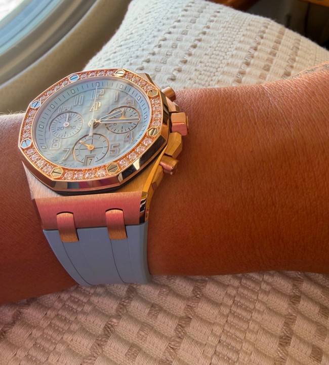 Antonela juga mengunggah detail gaya mewahnya ke Instagram dengan memperlihatkan secara close-up jam tangan Audemars Piguet Royal Oak Offshore warna biru muda dan rose gold yang dihiasi berlian. Pada situs chrono24, jam tangan yang dipakai Antonela Roccuzzo ini harganya mencapai Rp 1,6 miliar. Foto: Dok. Instagram Antonela Roccuzzo