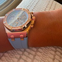 Antonela juga mengunggah detail gaya mewahnya ke Instagram dengan memperlihatkan secara close-up jam tangan Audemars Piguet Royal Oak Offshore warna biru muda dan rose gold yang dihiasi berlian. Pada situs chrono24, jam tangan yang dipakai Antonela Roccuzzo ini harganya mencapai Rp 1,6 miliar. Foto: Dok. Instagram Antonela Roccuzzo