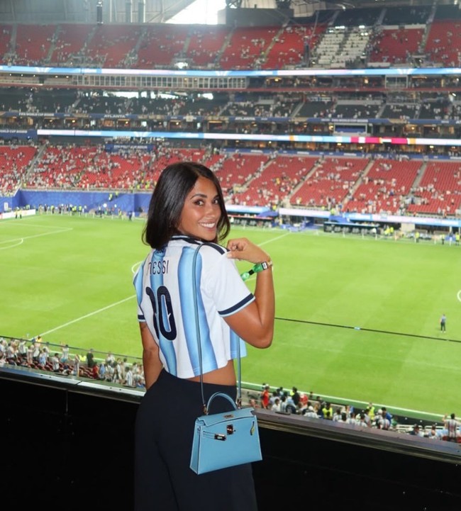 Dalam unggahannya di Instagram untuk merayakan kemenangan Argentina atas Mesir di Piala Dunia itu, Antonela juga menyertakan foto dirinya berpose membelakangi kamera dan tampak membawa tas Hermes Birkin berwarna biru. Foto: Dok. Instagram Antonela Roccuzzo