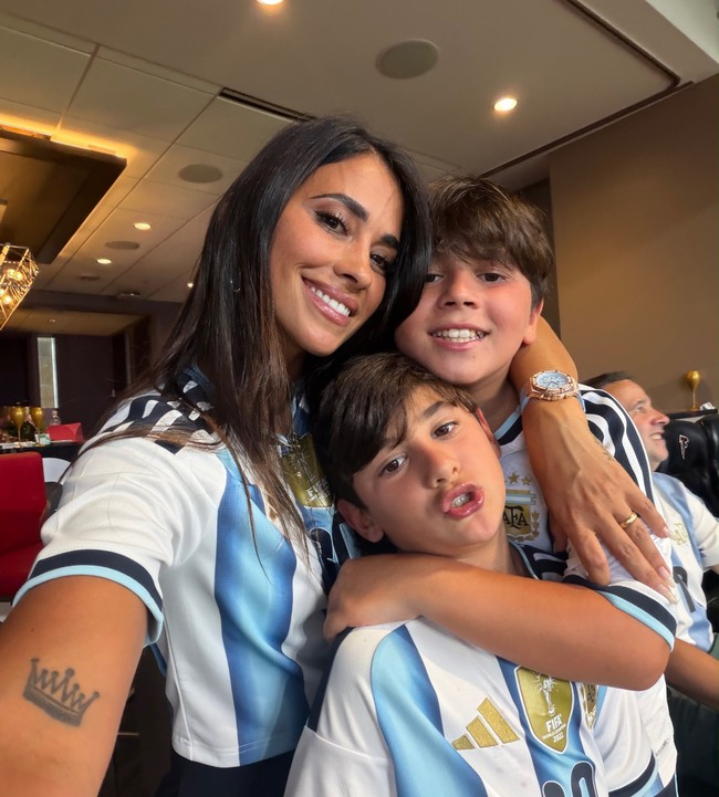 Antonela dan anak-anaknya tampil kompak memakai jersey Argentina bernomer 10 milik Messi. “Vamos Argentina 🤍@leomessi ya no quedan palabra,” tulis wanita 38 tahun itu pada keterangan unggahannya dalam bahasa Spanyol. Foto: Dok. Instagram Antonela Roccuzzo