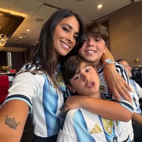 Antonela dan anak-anaknya tampil kompak memakai jersey Argentina bernomer 10 milik Messi. “Vamos Argentina 🤍@leomessi ya no quedan palabra,” tulis wanita 38 tahun itu pada keterangan unggahannya dalam bahasa Spanyol. Foto: Dok. Instagram Antonela Roccuzzo