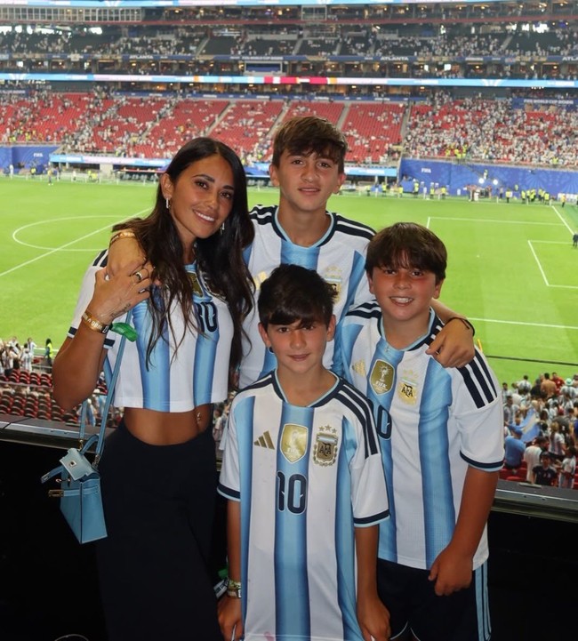 Antonela Roccuzzo hadir di Atlanta Stadium, Amerika Serikat, tempat pertandingan Argentina melawan Mesir digelar. Dia mengajak ketiga anaknya Thiago, Mateo, dan Ciro. Foto: Dok. Instagram Antonela Roccuzzo