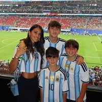 Antonela Roccuzzo hadir di Atlanta Stadium, Amerika Serikat, tempat pertandingan Argentina melawan Mesir digelar. Dia mengajak ketiga anaknya Thiago, Mateo, dan Ciro. Foto: Dok. Instagram Antonela Roccuzzo