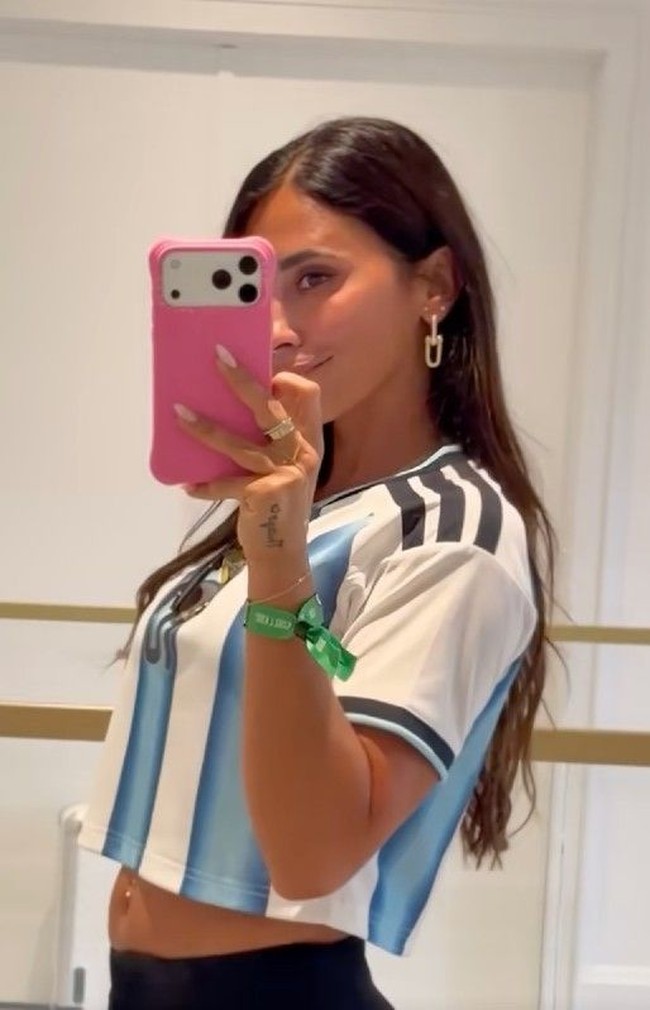 Pada unggahan di TikTok, Antonela berpose memperlihatkan keseluruhan penampilannya. Jersey yang dikenakan Antonela tampak dimodifikasi menjadi crop top sehingga memperlihatkan perut langsingnya. Foto: Dok. Instagram Antonela Roccuzzo