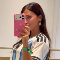 Pada unggahan di TikTok, Antonela berpose memperlihatkan keseluruhan penampilannya. Jersey yang dikenakan Antonela tampak dimodifikasi menjadi crop top sehingga memperlihatkan perut langsingnya. Foto: Dok. Instagram Antonela Roccuzzo