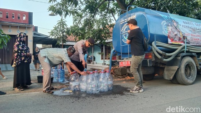 Antusias warga di Majalengka saat mendapatkan bantuan air bersih