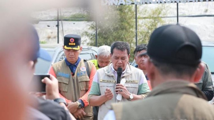 ASN Pemerintah Kabupaten (Pemkab) Tangerang gelar salat minta hujan (istisqo) untuk membantu proses pemadaman TPA Jatiwaringin. (dok. Pemkab Tangerang)
