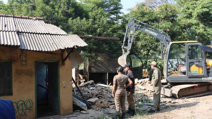 Bangunan liar picu banjir di Ciseeng Bogor dibongkar