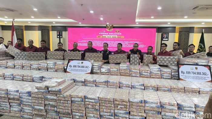 Barang bukti pengembalian uang dari terdakwa Rp 699 miliar dalam kasus korupsi tambang Rp 6,8 triliun di Kukar.