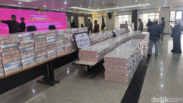 Barang bukti pengembalian uang dari terdakwa Rp 699 miliar. (Muhammad Budi Kurniawan/detikKalimantan)