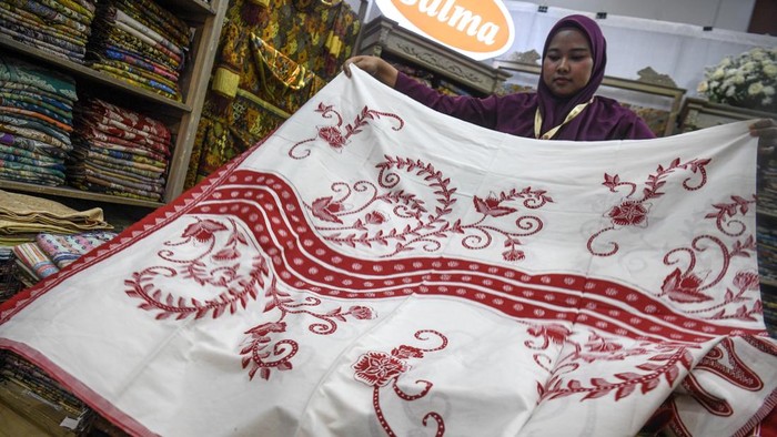Pedagang menata kain batik pada pameran pagelaran seni batik Indonesia Puspa Nuswantara di JICC Senayan, Jakarta, Rabu (8/7/2026). Penyelenggaraan pameran yang menghadirkan 168 stan dari berbagai sentra batik di Indonesia tersebut menjadi upaya memperkuat pasar batik nasional, dan akan berlangsung pada 8-12 Juli 2026. ANTARA FOTO/Muhammad Adimaja