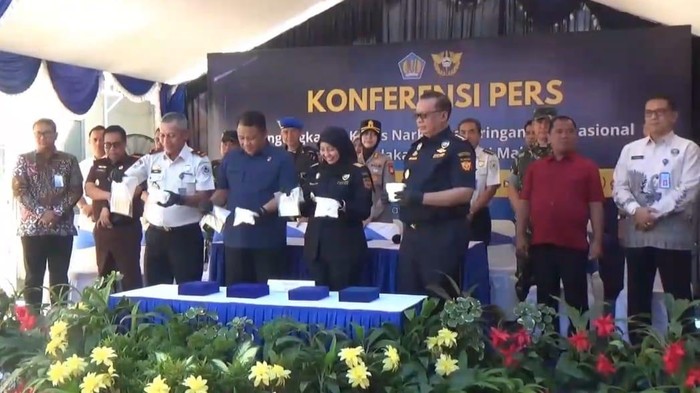 Bea Cukai Makassar merilis kasus penyelundupan sabu melalui Bandara Sultan Hasanuddin Makassar.