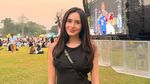 Beby Tsabina Kontras Banget dengan Latar Candi Prambanan