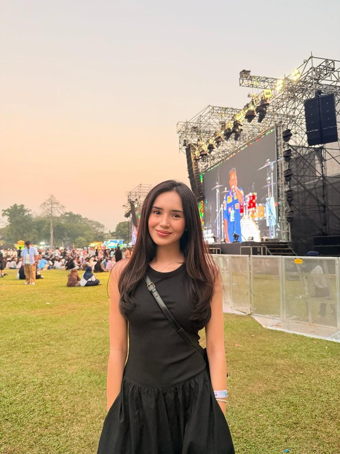 Beby Tsabina di Candi Prambanan.