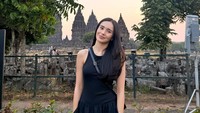Tampilan Beby Tsabina menikmati suasana sore di Candi Prambanan. Foto: Instagram @bebytsabina