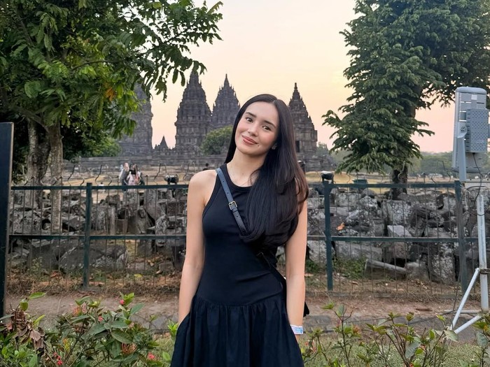 Beby Tsabina di Candi Prambanan.