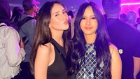Beby Tsabina bersama penyanyi Dinda Ghania yang malam itu bernyanyi di festival musik tersebut. Foto: Instagram @bebytsabina